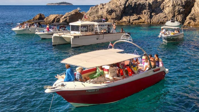 Full Day Boat Tour : Private Discovery of the Coats