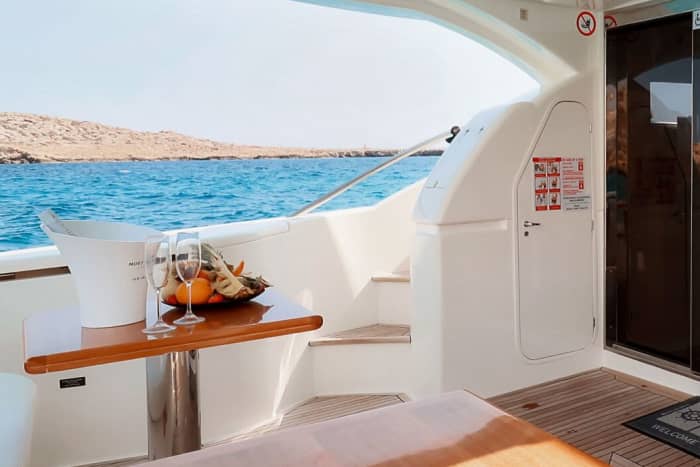 Romantische Sonnenuntergangskreuzfahrt an Bord der luxuriösen Ferretti 592