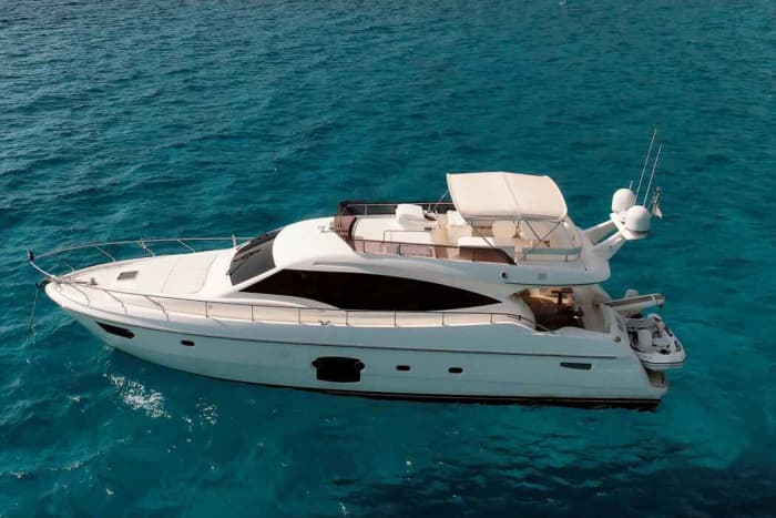 Romantische Sonnenuntergangskreuzfahrt an Bord der luxuriösen Ferretti 592