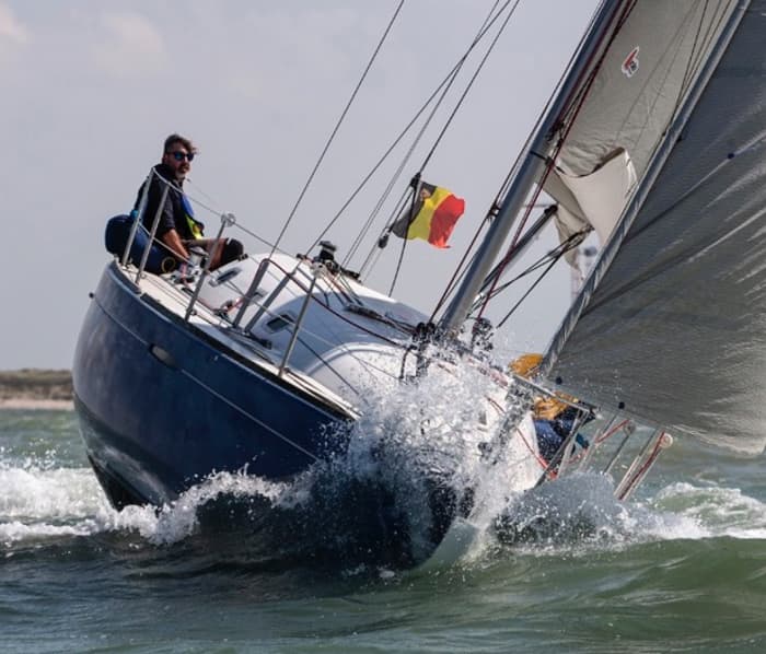 Private 7-hour cruise in Nieuport, sailing lessons, overnight stay possible on board
