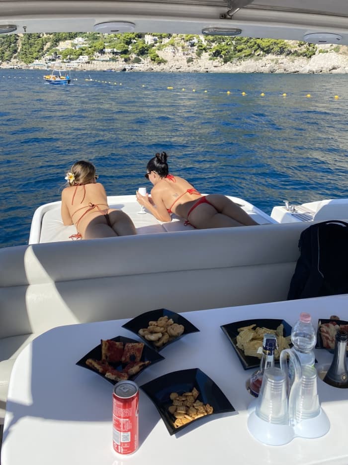 Entdecken Sie Capri auf einem Motorboot (8 Stunden).