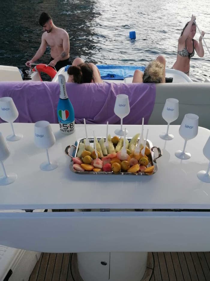 Entdecken Sie Capri auf einem Motorboot (8 Stunden).