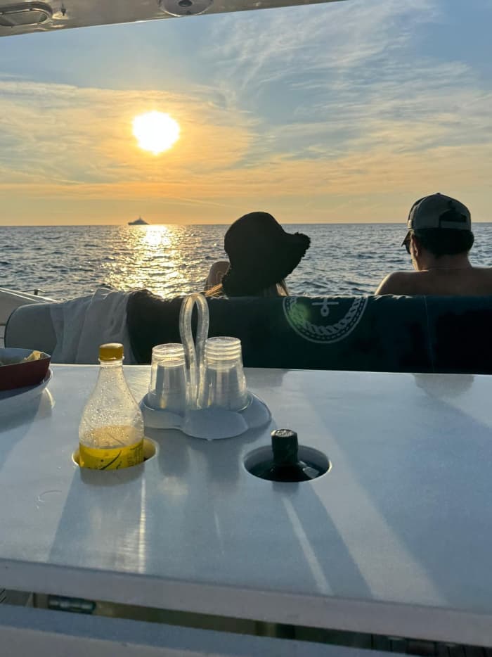 Entdecken Sie Capri auf einem Motorboot (8 Stunden).