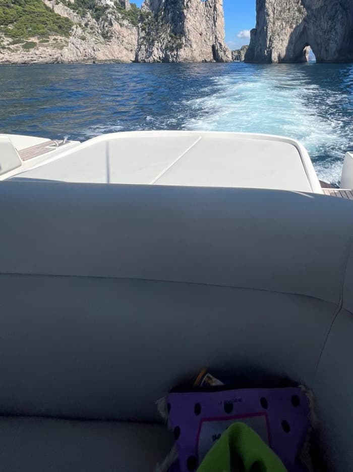 Entdecken Sie Capri auf einem Motorboot (8 Stunden).