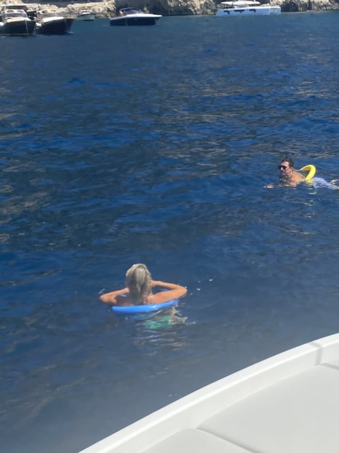 Entdecken Sie Capri auf einem Motorboot (8 Stunden).