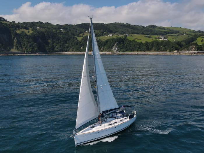 Segeln entlang der Küste von Donostia-San Sebastián
