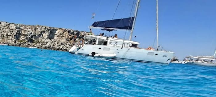 Erleben Sie die Essenz von Macari vom Boot aus.