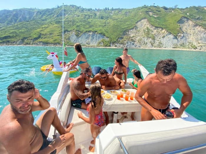 Ein Tag in Cesenatico auf einem Motorboot