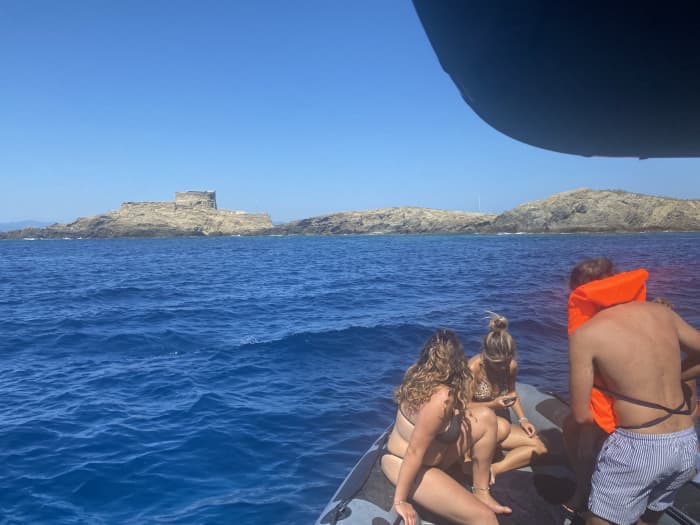 Louez un bateau à moteur pour 4 heures de plaisir