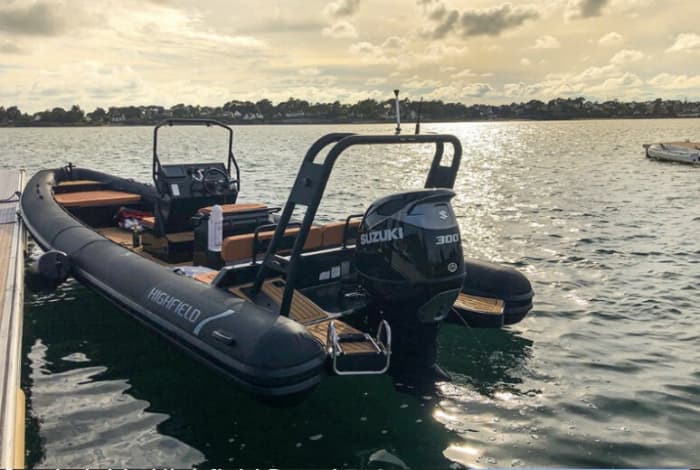Louez un bateau à moteur pour 4 heures de plaisir