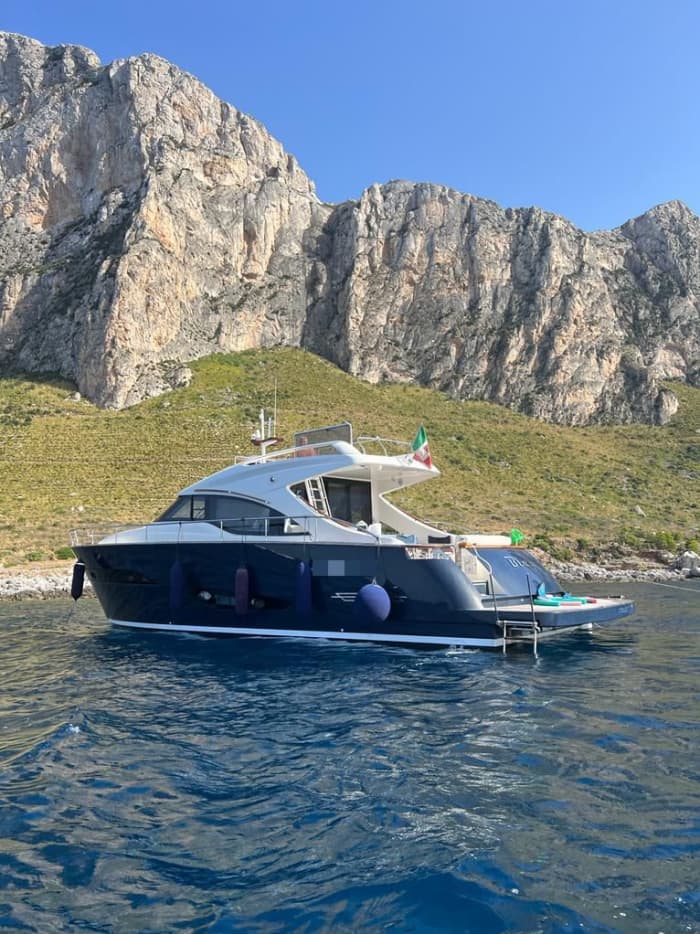 Mieten Sie ein Motorboot für 3,5 Stunden Spaß