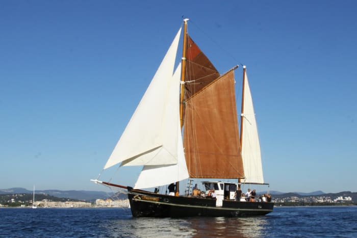 Enjoy a day at sea in Hyères on a sailboat