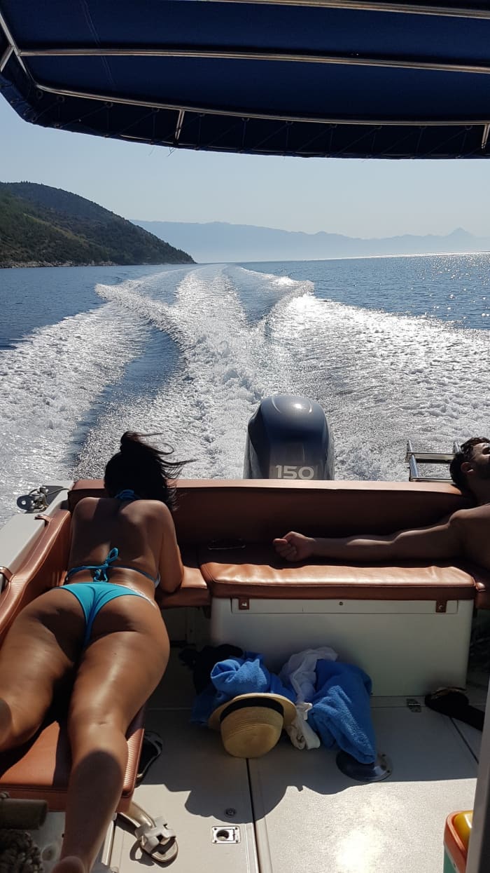 Een dagje rond Makarska: geniet van 9 uur ontdekkingstocht op een motorboot.