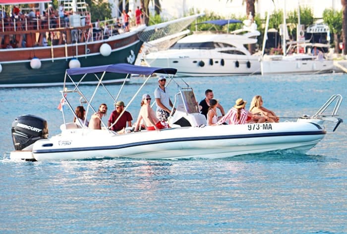 Goditi 9 ore a bordo di un motoscafo per esplorare Makarska.