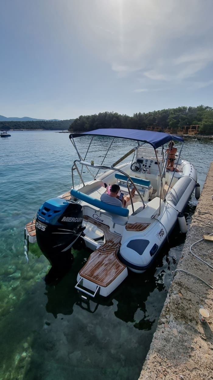 Goditi 9 ore a bordo di un motoscafo per esplorare Makarska.