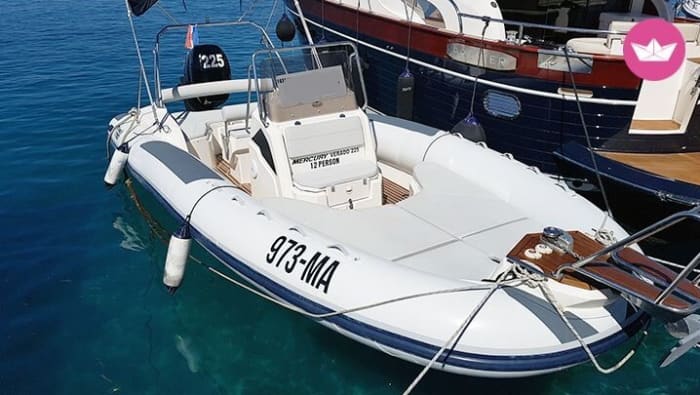 Goditi 9 ore a bordo di un motoscafo per esplorare Makarska.
