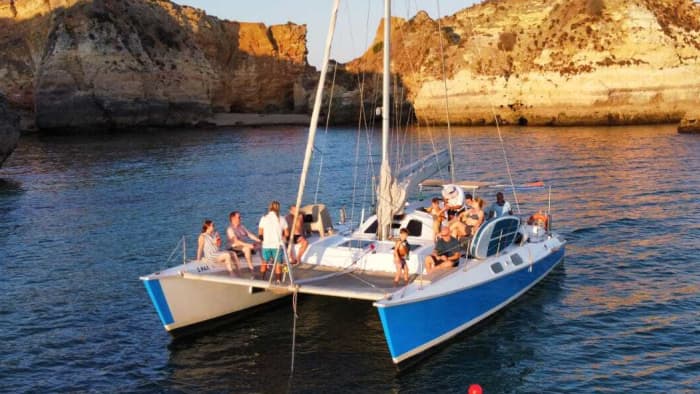 4 uur durende catamaranvaart langs de kust van Alvor