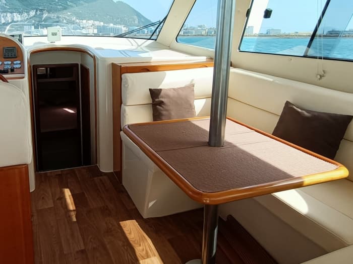 Breng 3,5 uur door op het water in La Línea de la Concepción, genietend van de zon en het heldere water.