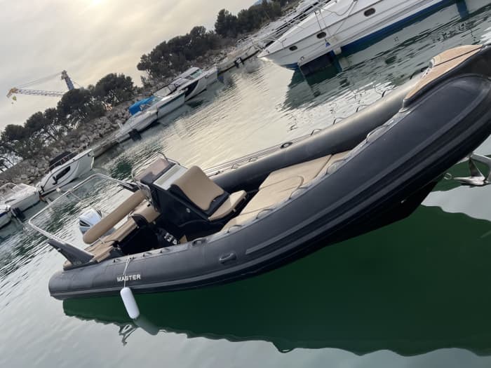 Découvrez Marseille : une journée ensoleillée en bateau à moteur