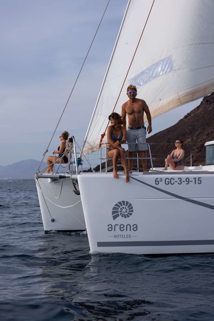 Genießen Sie einen Tag auf See in Corralejo an Bord eines Katamarans.