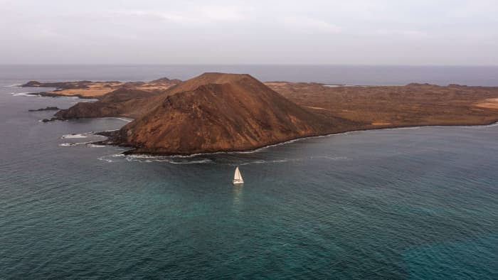 Genießen Sie einen Tag auf See in Corralejo an Bord eines Katamarans.