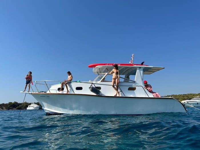 Genießen Sie 7 Stunden auf einem Motorboot in Spetses.