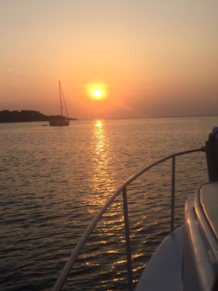 Genießen Sie 7 Stunden auf einem Motorboot in Spetses.