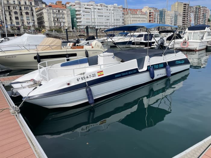 Genießen Sie 8 Stunden auf einem Motorboot in Santander