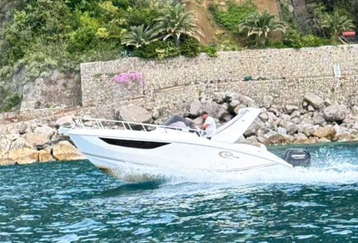 Descubre las costas de Capri: Una excursión de un día completo a bordo de una lancha motora.