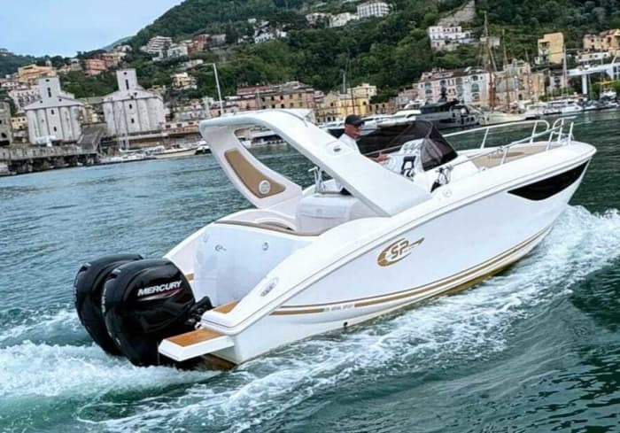 Descubre las costas de Capri: Una excursión de un día completo a bordo de una lancha motora.