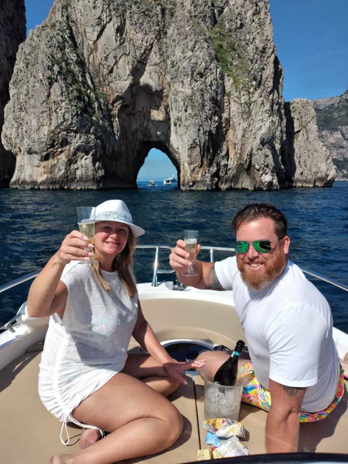 Descubre las costas de Capri: Una excursión de un día completo a bordo de una lancha motora.