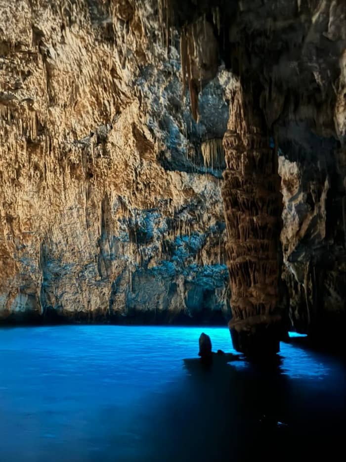 Descubre las costas de Capri: Una excursión de un día completo a bordo de una lancha motora.