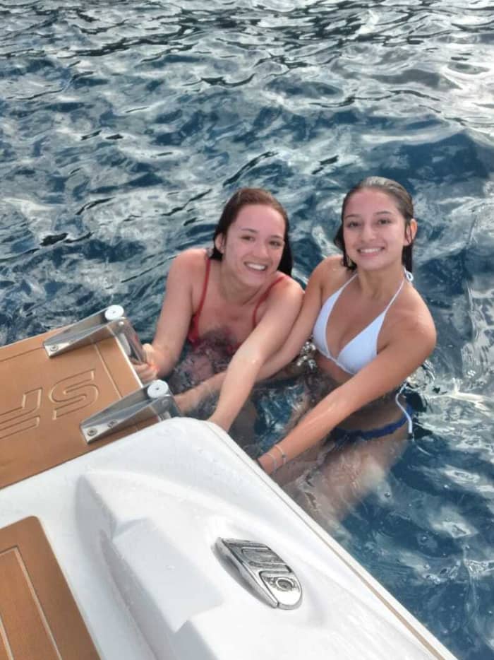 Descubre las costas de Capri: Una excursión de un día completo a bordo de una lancha motora.