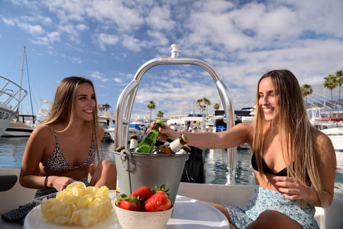 Croisière au coucher du soleil avec un capitaine, dites adieu au soleil depuis la mer. Capacité maximale : 6 passagers.