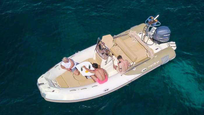 Ontsnap aan de kust van Ibiza: zwemmen, ontspannen en verwonderen