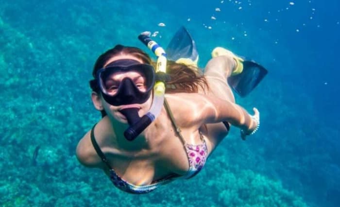 Your day in Giardini Naxos: Rent a motorboat for a full day of discovery