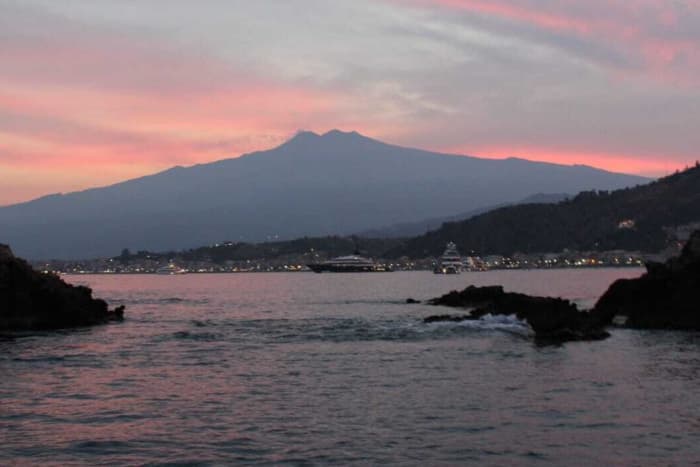 Discover Giardini Naxos on a motorboat for 8h