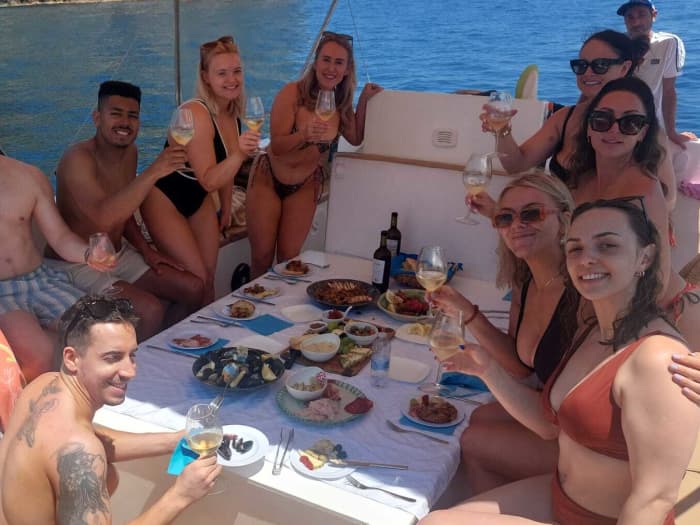 Discover Giardini Naxos on a motorboat for 8h