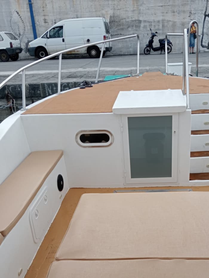 Discover Giardini Naxos on a motorboat for 8h