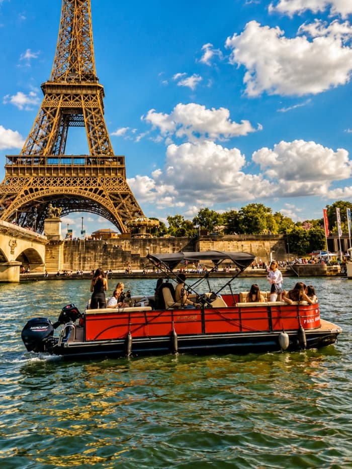 Private boat trip on the Seine departing from the Louvre