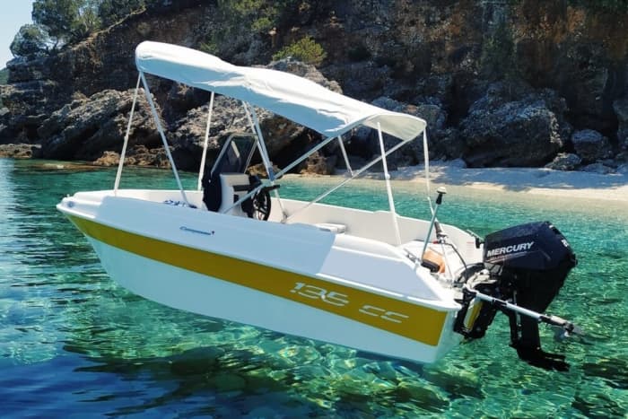 Naviguer avec les dieux : une journée à la découverte de Céphalonie en bateau à moteur