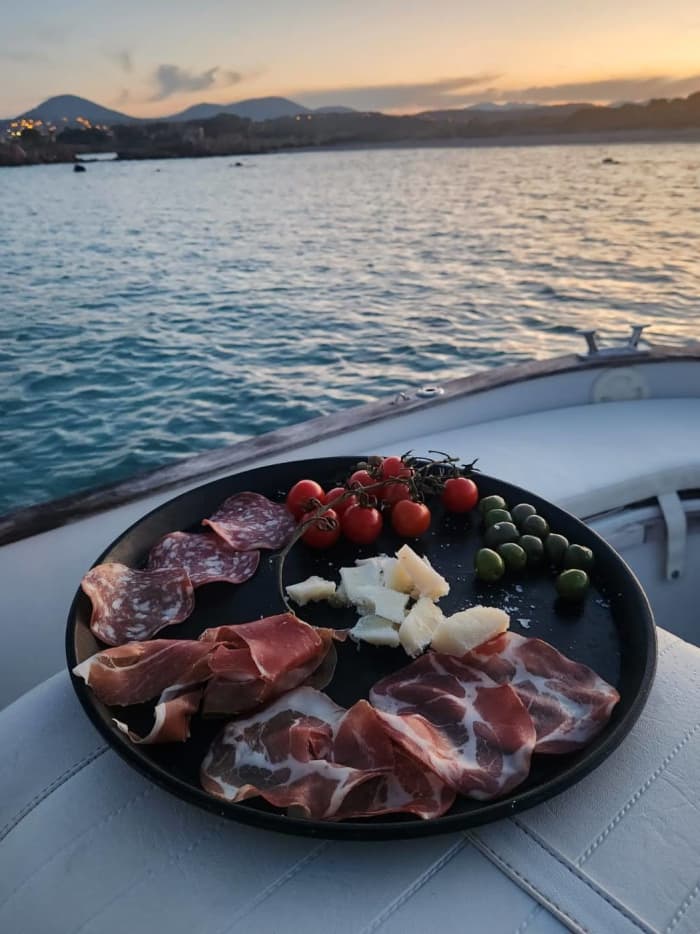 Tavolara en Molara met aperitief aan boord, snorkelen en ontspanning.