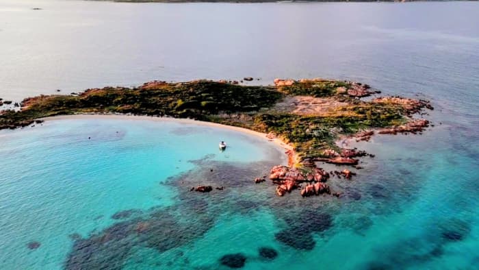 Tavolara en Molara met aperitief aan boord, snorkelen en ontspanning.