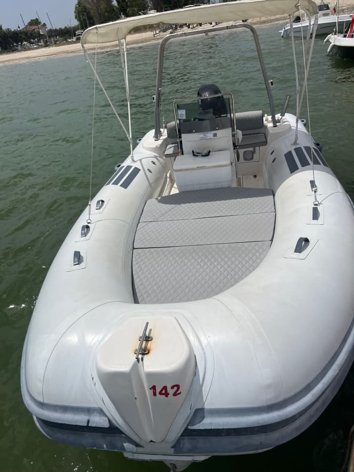 Ihr Tag in Syracuse: Mieten Sie ein Motorboot für 4 Stunden, um die Stadt zu erkunden.