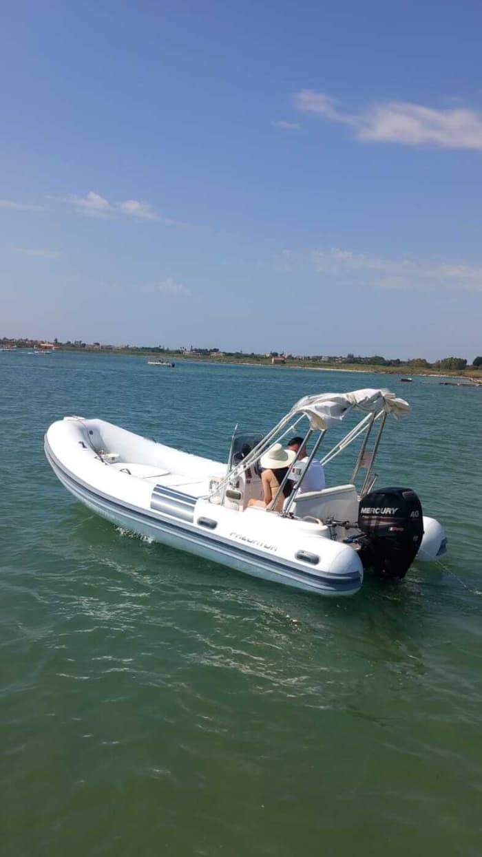 Ihr Tag in Syracuse: Mieten Sie ein Motorboot für 4 Stunden, um die Stadt zu erkunden.