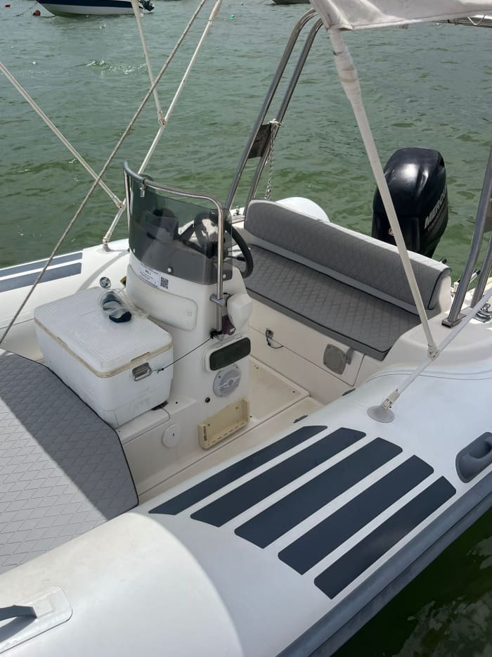 Ihr Tag in Syracuse: Mieten Sie ein Motorboot für 4 Stunden, um die Stadt zu erkunden.