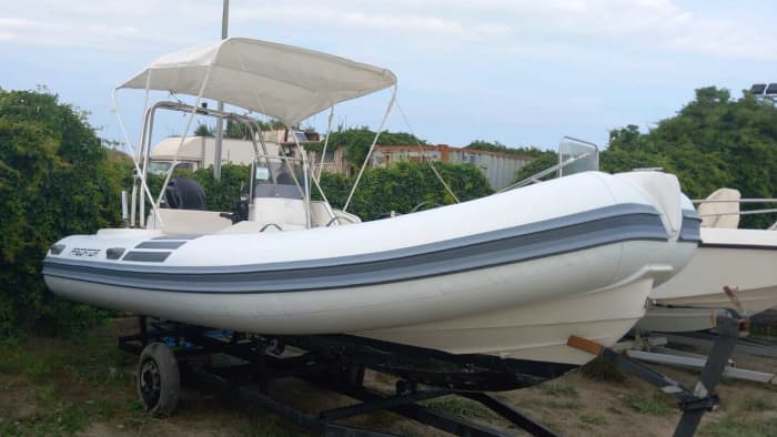 Ihr Tag in Syracuse: Mieten Sie ein Motorboot für 4 Stunden, um die Stadt zu erkunden.