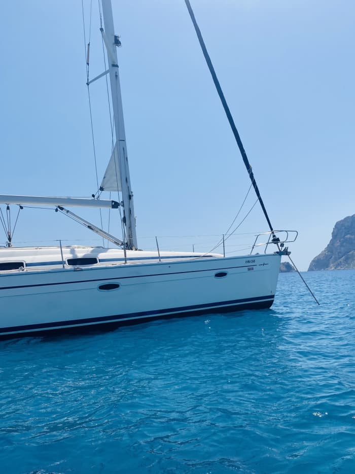 Een dagtocht zeilen in Dénia op een zeilboot.