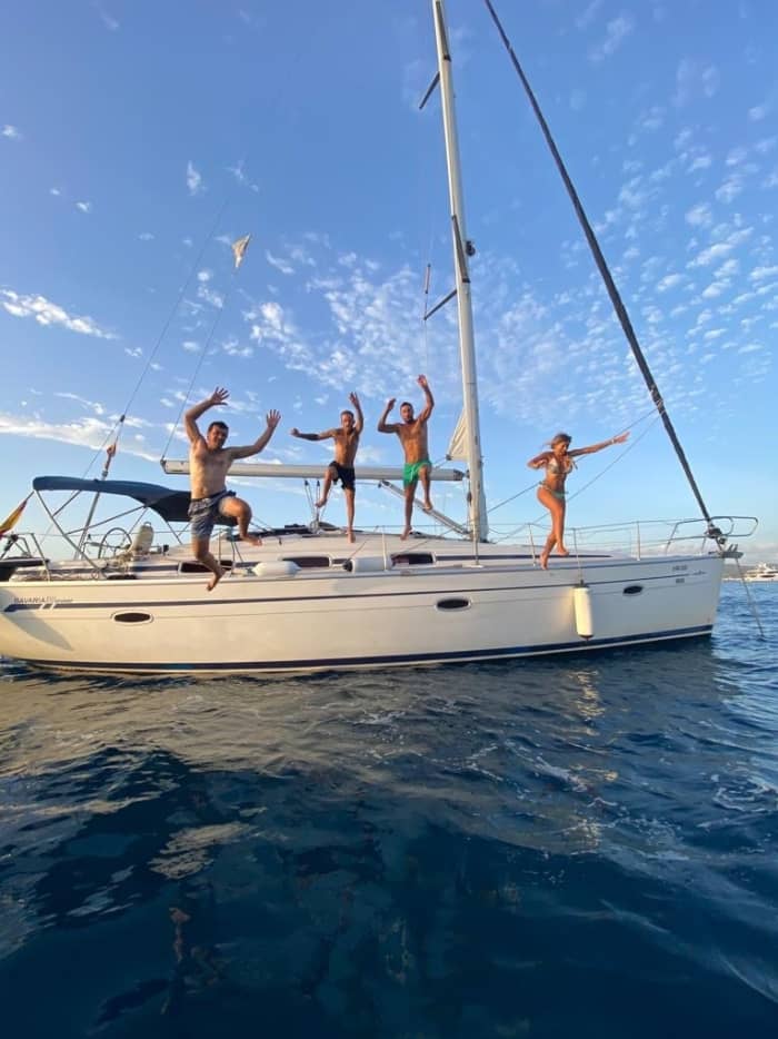 Een dagtocht zeilen in Dénia op een zeilboot.