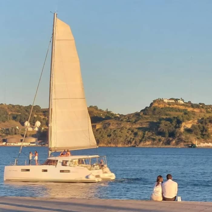 Crociera di un giorno intero in catamarano da Lisbona